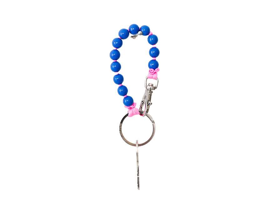 Das kurze Schlüsselband mit Perlen aus Holz in Farbe Blau mit rosa Band von Ina Seifart